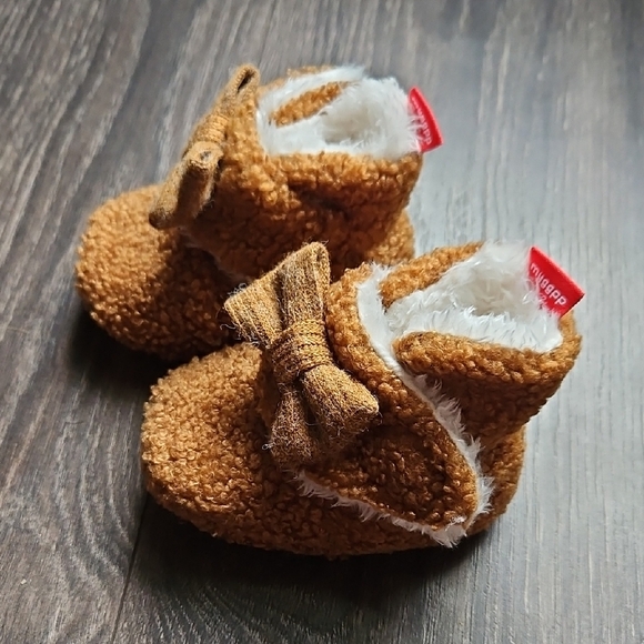 Cozy Brown Baby Booties with Bow - Picture 2 of 7